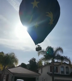 Heißluftballon mit 13 Personen landet im Garten eines Haues in Temecula, Kalifornien.
