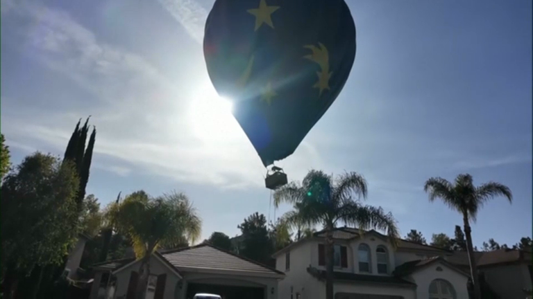 Heißluftballon mit 13 Personen landet im Garten eines Haues in Temecula, Kalifornien.