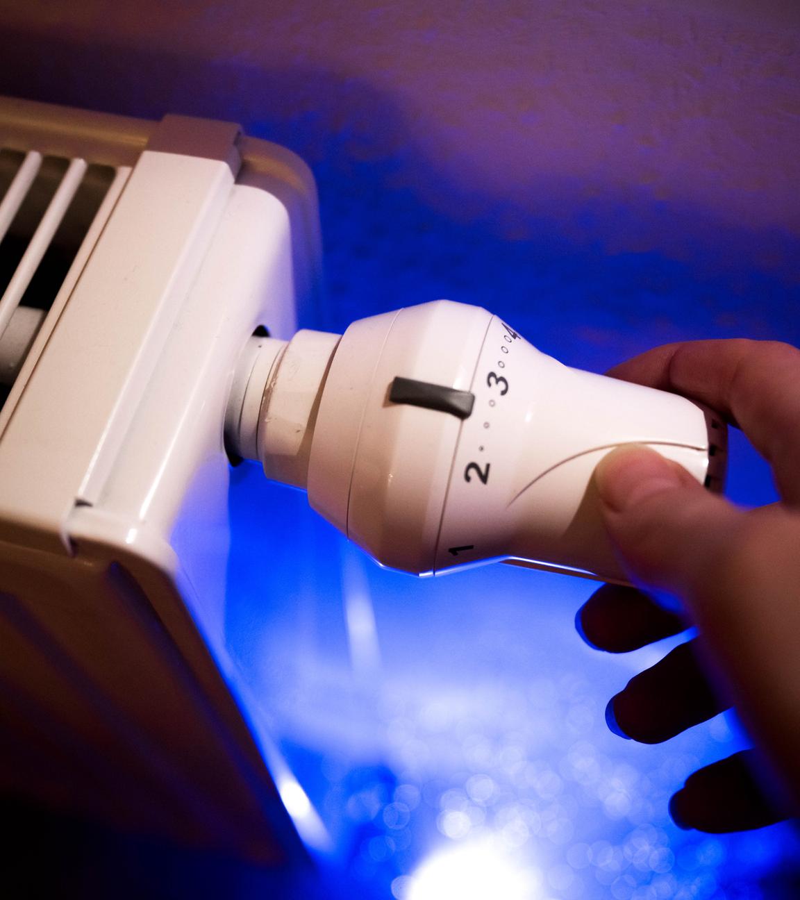 Symbolbild: Eine Heizung wird eingestellt 