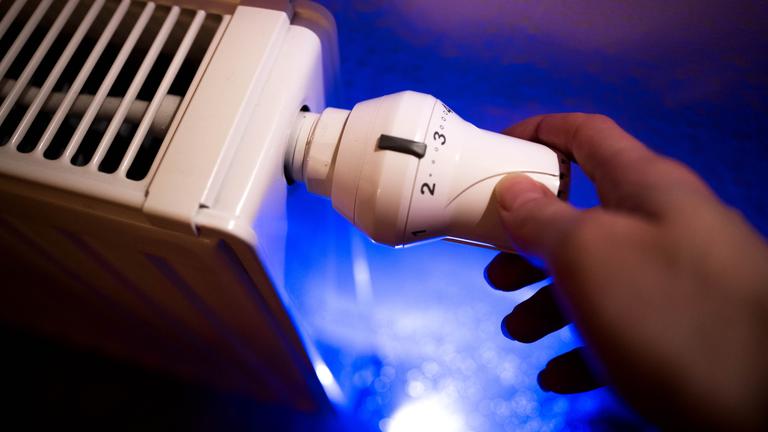 Symbolbild: Eine Heizung wird eingestellt 