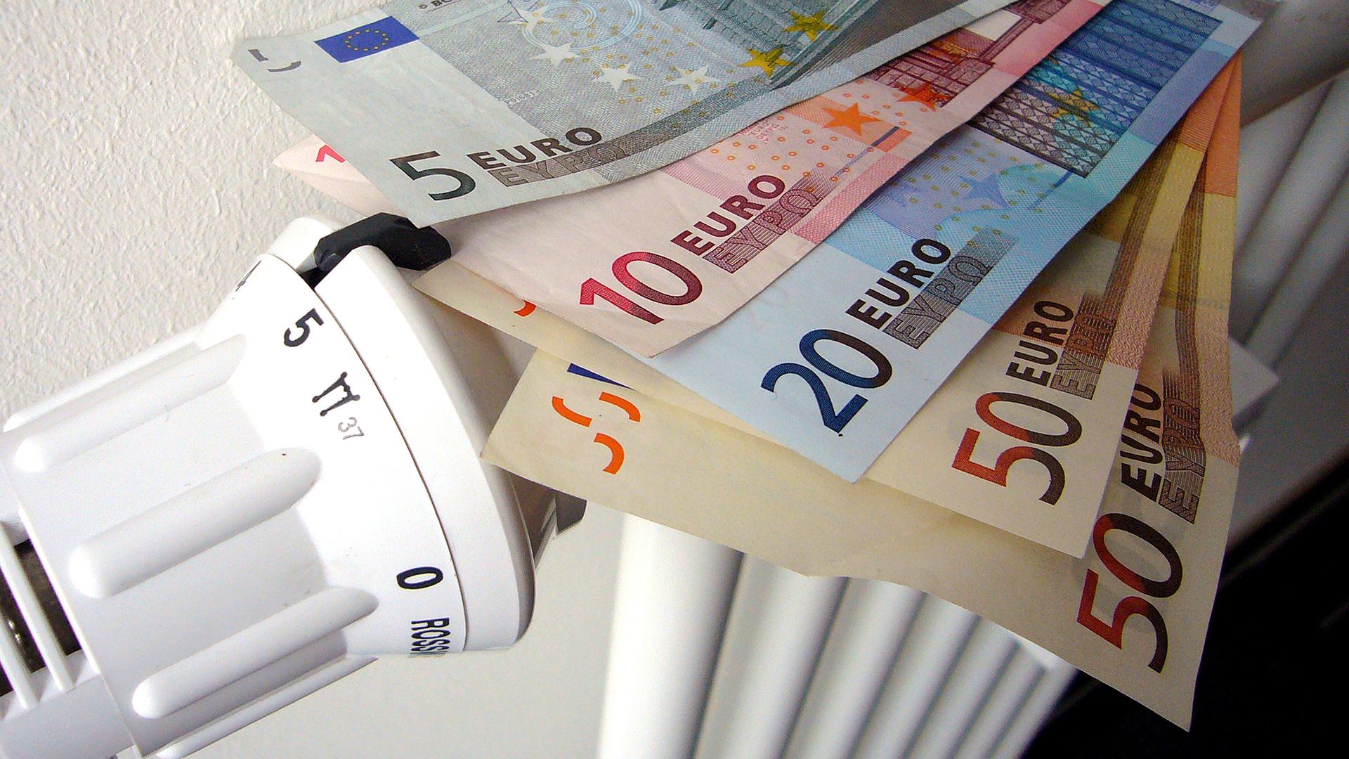 Geldscheine liegen auf einer Heizung.