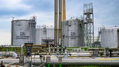 Tankanlagen der Rohölverarbeitung auf dem Gelände der PCK-Raffinerie GmbH. Die Raffinerie in Schwedt versorgt weite Teile des Nordostens Deutschlands und Berlins mit Sprit, Heizöl und Kerosin. Russland hatte zum 1. Mai angekündigt, dass die Durchleitung des Rohöls durch die Druschba-Pipeline gestoppt wird.