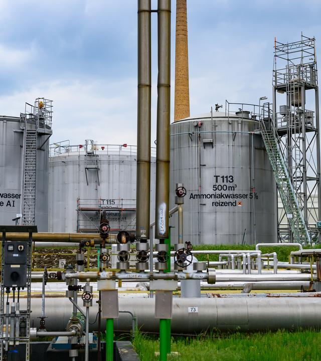 Tankanlagen der Rohölverarbeitung auf dem Gelände der PCK-Raffinerie GmbH. Die Raffinerie in Schwedt versorgt weite Teile des Nordostens Deutschlands und Berlins mit Sprit, Heizöl und Kerosin. Russland hatte zum 1. Mai angekündigt, dass die Durchleitung des Rohöls durch die Druschba-Pipeline gestoppt wird.