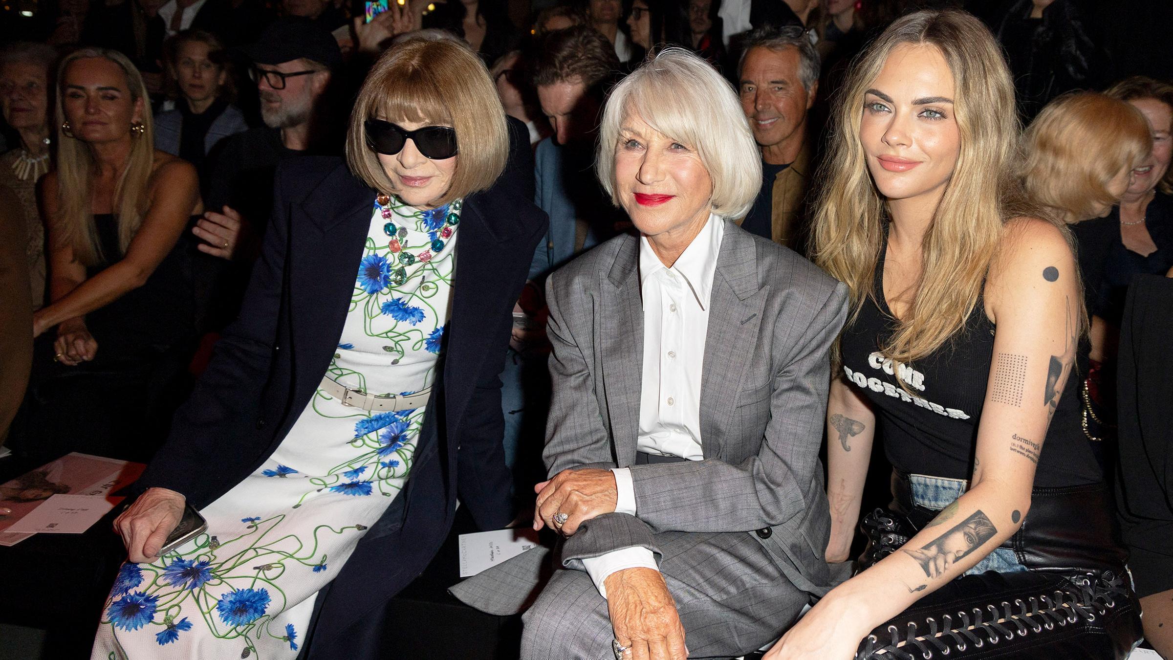 Anna Wintour, helen Mirren und Cara Delevigne sitzen in der ersten Reihe bei der Stella McCartney Show in Paris 