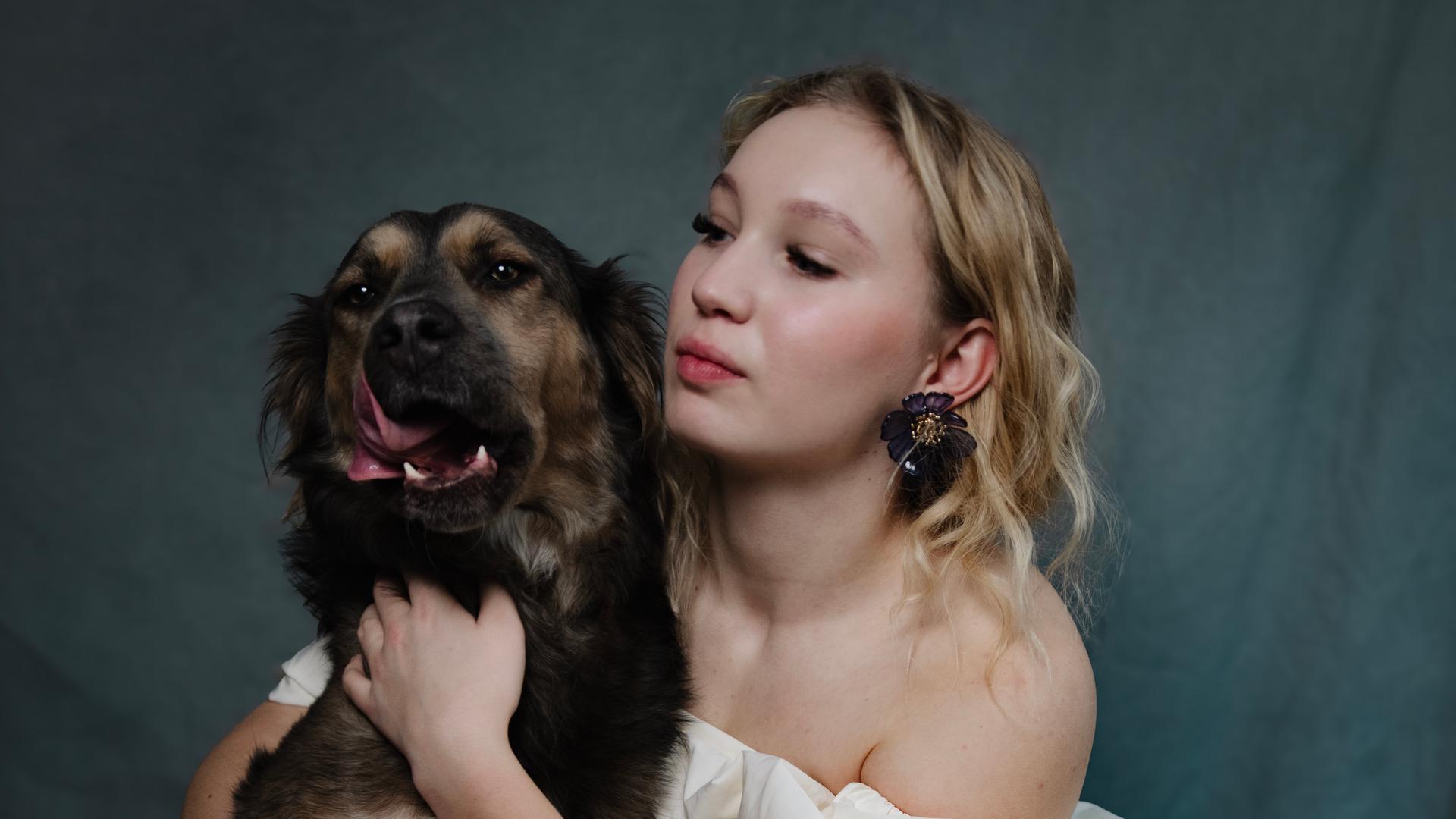 Schauspielerin Helena Zengel und ihre Karpaten-Schäferhündin Kiwi. 