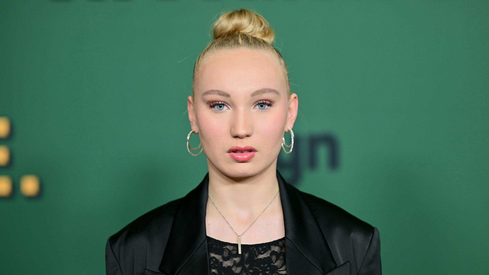 Porträt der Schauspielerin Helena Zengel auf einer Filmpremiere.