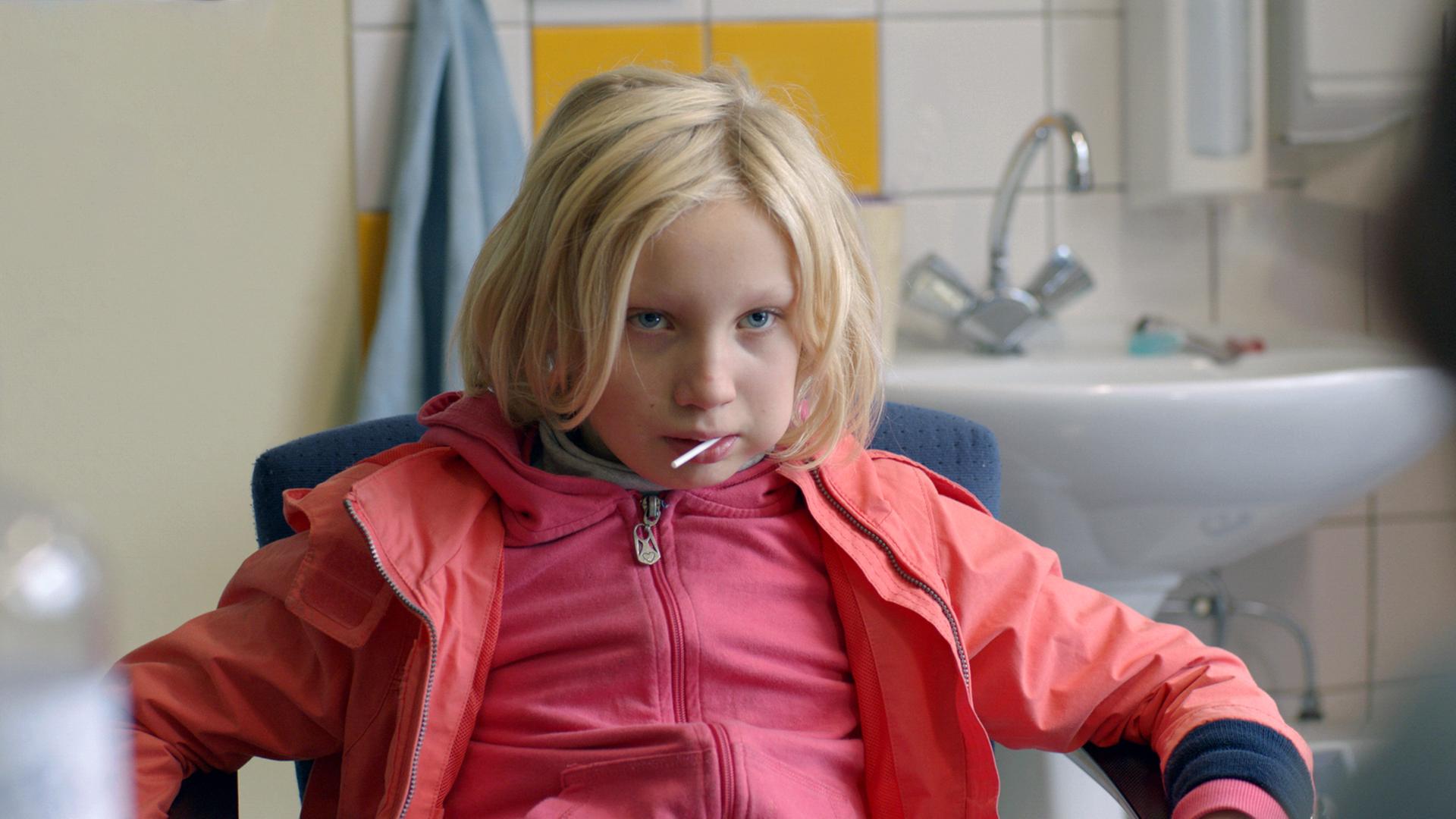 Schauspielerin Helena Zengel in einer Szene des Films "Systemsprenger"
