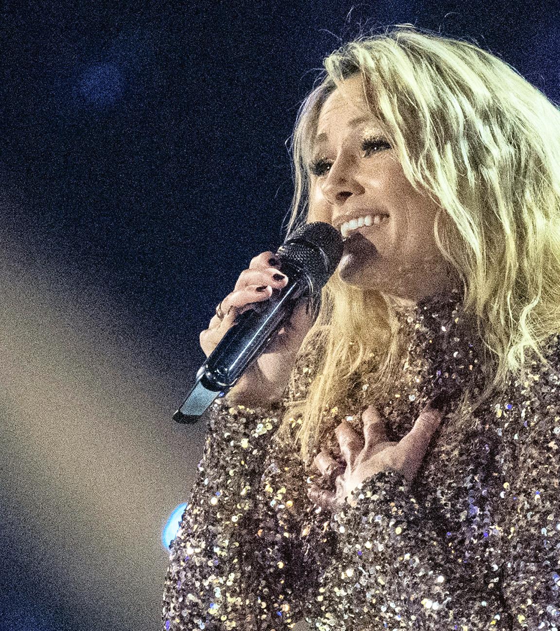 Helene Fischer mit Mikrofon in der Hand während einer Performance