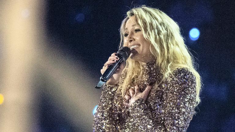 Helene Fischer mit Mikrofon in der Hand während einer Performance