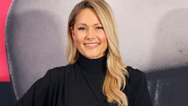 Ein Porträtfoto von Helene Fischer, einer weißen Frau mit blonden, langen Haaren in einem schwarzen, hochgeschlossenen Oberteil.