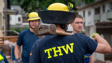 Ein THW-Helfer steht mit einem Vorschlaghammer im Stadtteil Ehrang, Rheinland-Pfalz, um am 17.07.2021 bei den Aufräumarbeiten nach dem Hochwasser der Kyll zu helfen. 