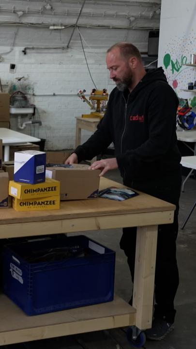 Helfer Throsten Schroer packt Pakete zusammen.