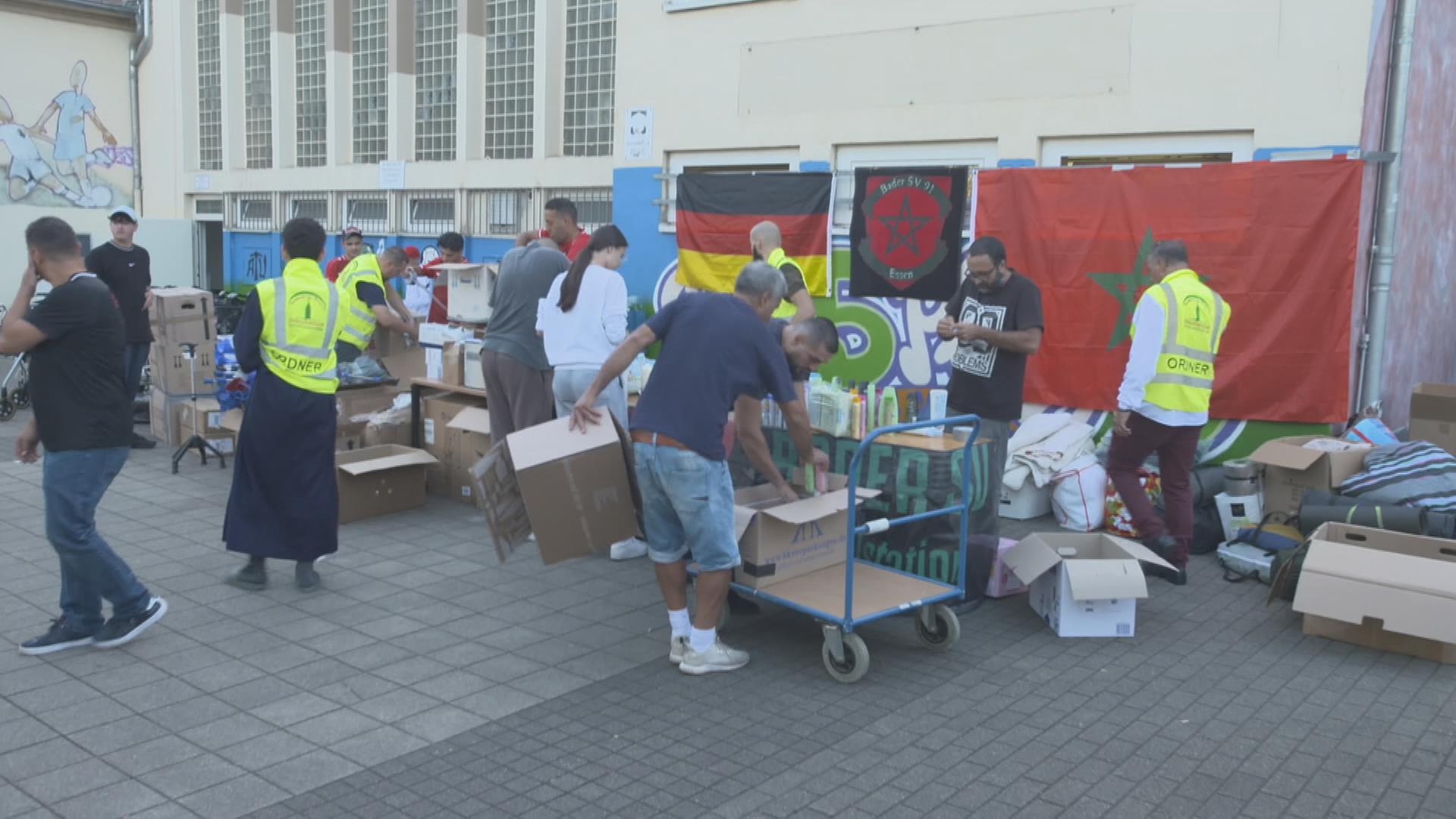 Auf dem Bild sind Freiwillige zu sehen, die für Marokko Spenden sammeln.