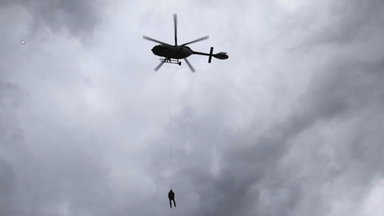 Helikopter rettet Person per Seilwinde vom Dach