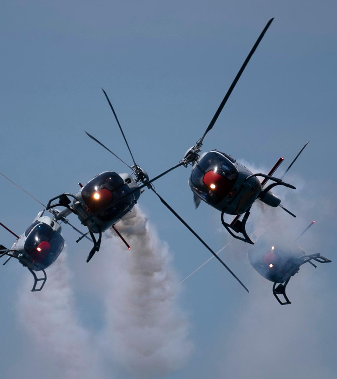 Hubschrauber der spanischen Luftwaffe „Patrulla Aspa” fliegen am Mittwoch, 28. Januar 2026, über den Strand von Ipanema in Rio de Janeiro.