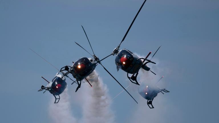 Hubschrauber der spanischen Luftwaffe „Patrulla Aspa” fliegen am Mittwoch, 28. Januar 2026, über den Strand von Ipanema in Rio de Janeiro.