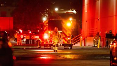 Auf dem Bild zu sehen ist: Einsatzkräfte arbeiten am Unfallort, nachdem ein Hubschrauber in der Nähe eines Busunfalls in Chatsworth, einem Stadtteil von Los Angeles, abgestürzt ist.