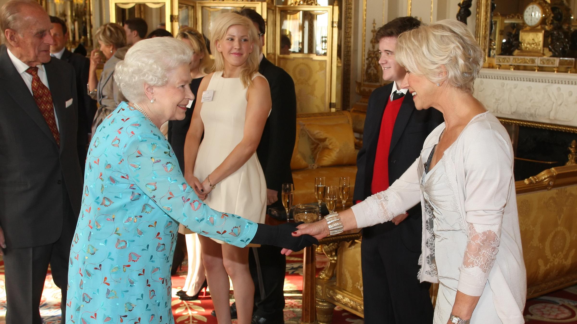Königin Elizabeth und Helen Mirren berüßen sich bei einem Empfang im Buckingham Palast im Jahr 2011