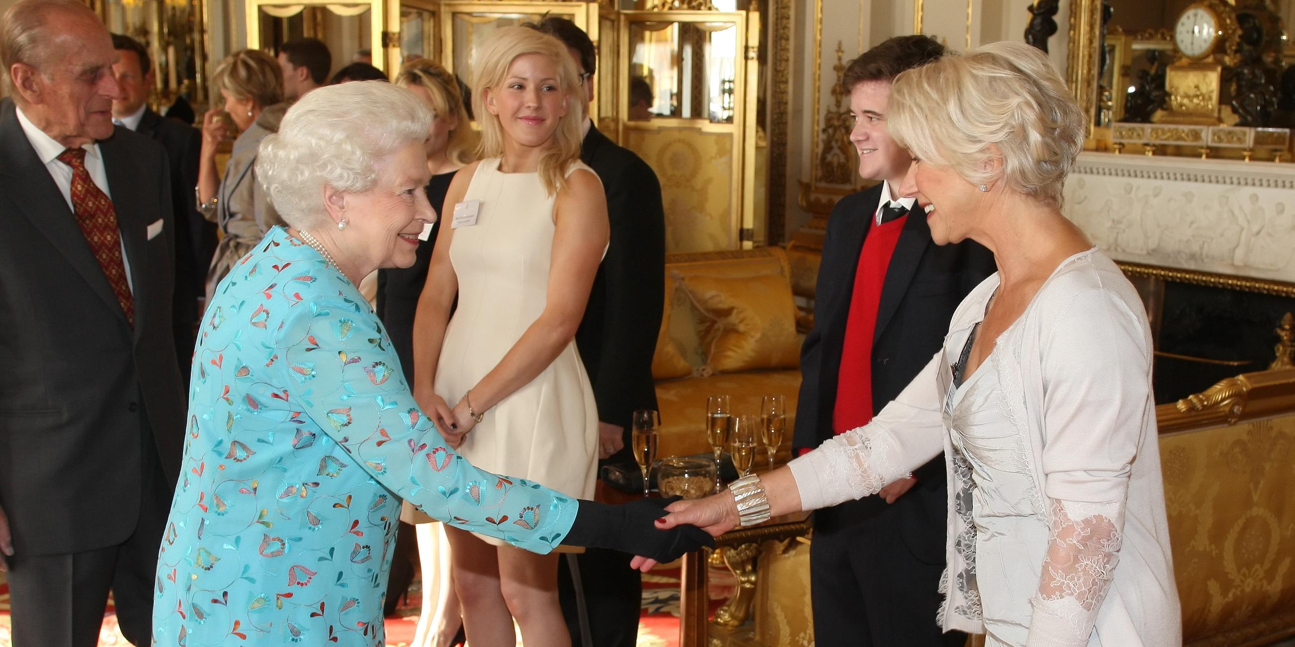Königin Elizabeth und Helen Mirren berüßen sich bei einem Empfang im Buckingham Palast im Jahr 2011