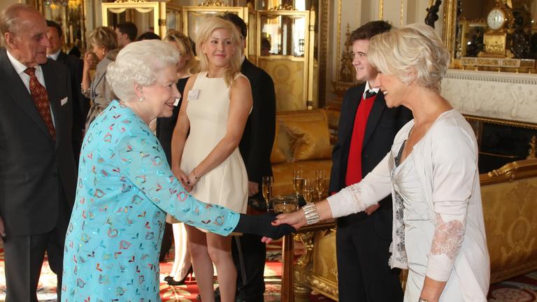 Königin Elizabeth und Helen Mirren berüßen sich bei einem Empfang im Buckingham Palast im Jahr 2011