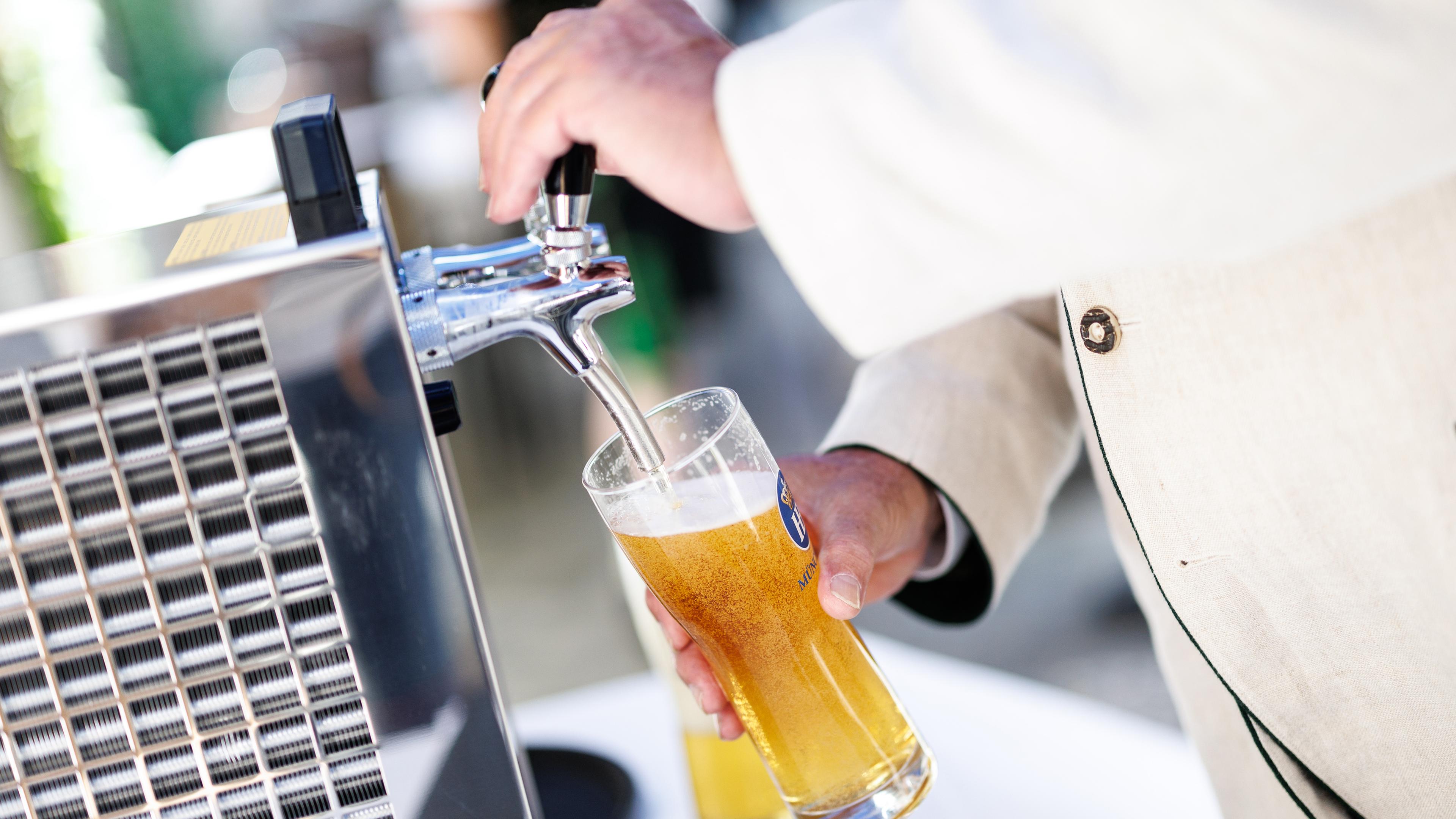 Bier wird am Zapfhahn gezapft.