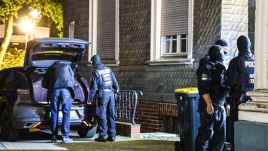 Polizisten sind bei einer Razzia in Hagen im Einsatz. Mit einer großangelegten Razzia geht die Polizei in Nordrhein-Westfalen gegen die Rockergruppe Hells Angels vor. 