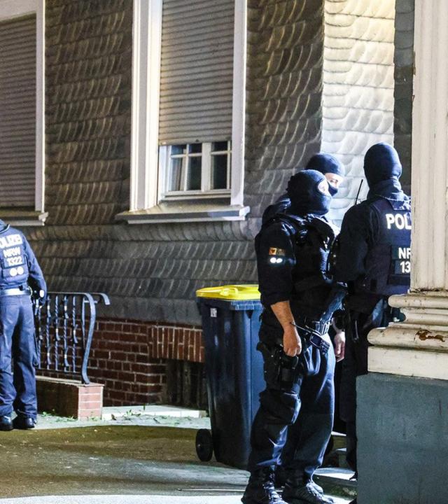 Polizisten sind bei einer Razzia in Hagen im Einsatz. Mit einer großangelegten Razzia geht die Polizei in Nordrhein-Westfalen gegen die Rockergruppe Hells Angels vor. 