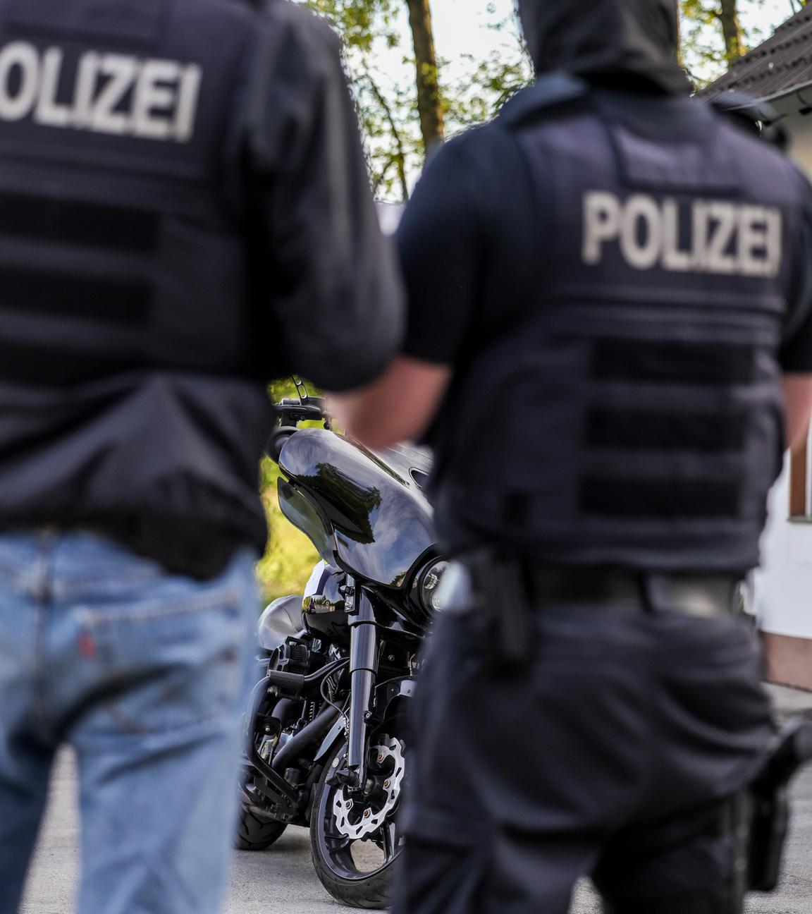 Mit einer großangelegten Razzia geht die Polizei in Nordrhein-Westfalen gegen die Rockergruppe Hells Angels vor.