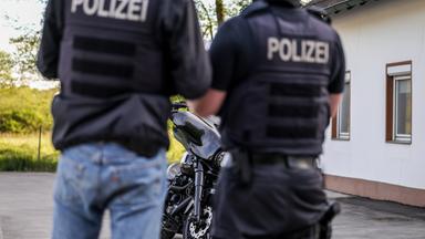 Mit einer großangelegten Razzia geht die Polizei in Nordrhein-Westfalen gegen die Rockergruppe Hells Angels vor.