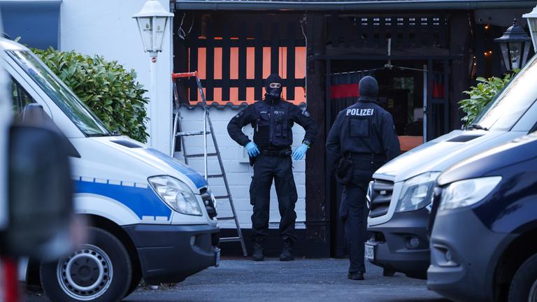 Mit einer groß angelegten Razzia geht die Polizei Nordrhein-Westfalen gegen die Hells Angels vor.