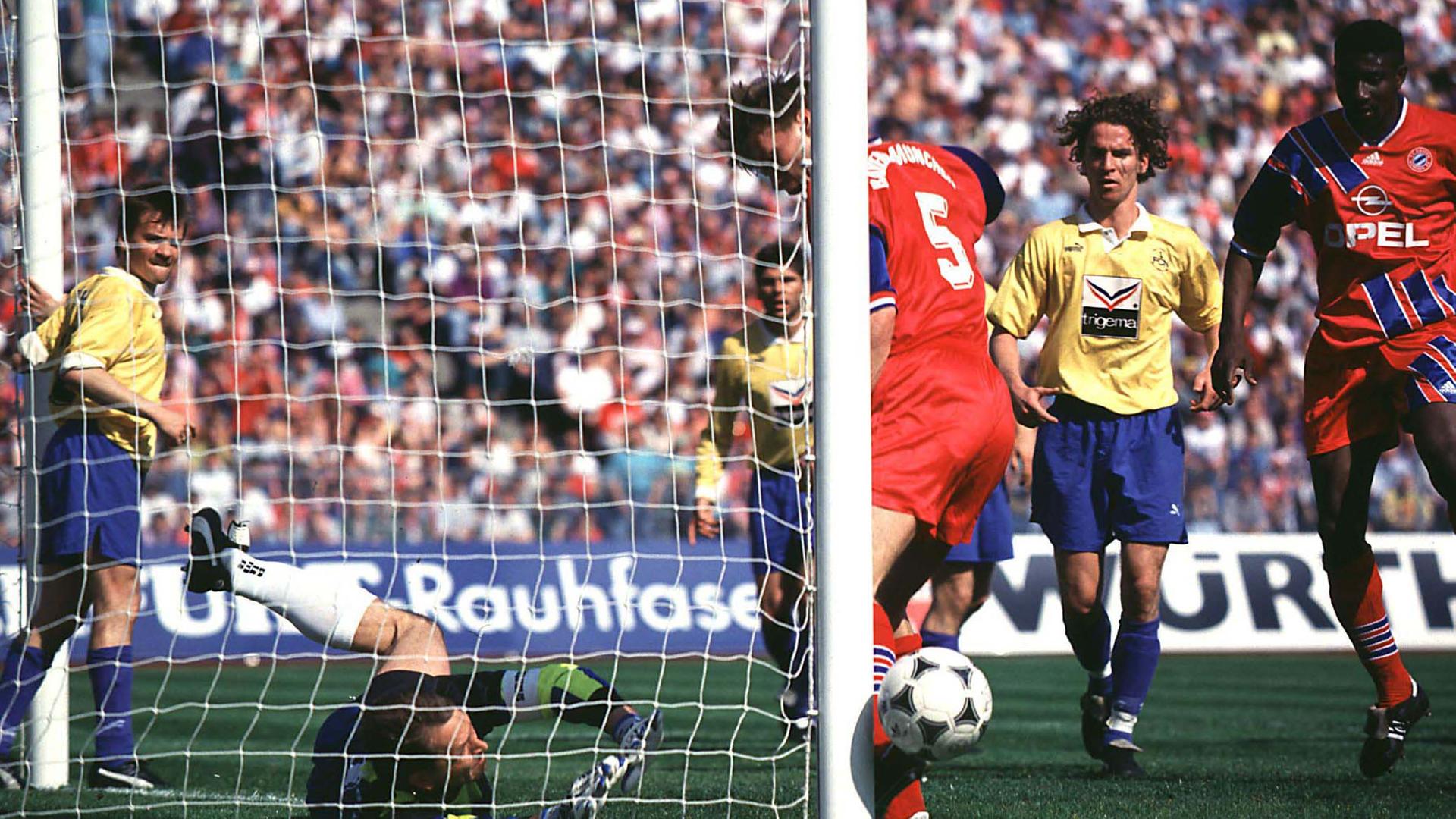 Nicht zu glauben: Bayerns Markus Helmer (Nr. 5) trifft nicht - doch sein "Treffer" zählt! Im Nürnberger Tor Andreas Köpke.