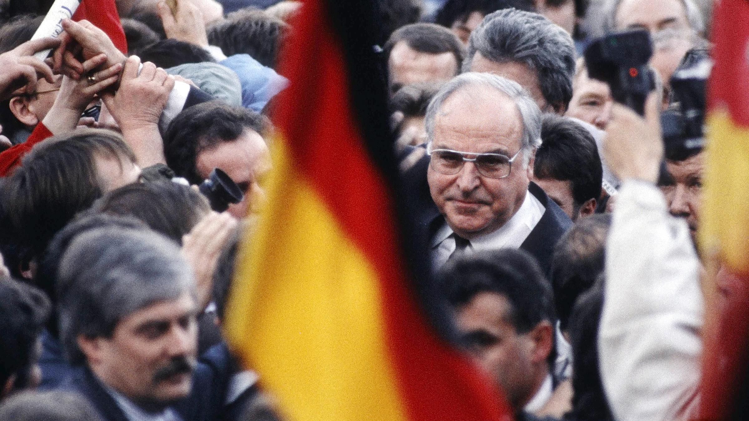 Bundeskanzler Helmut Kohl wird bei einer Wahlkampfveranstaltung zu den Volkskammerwahlen 1990 in Erfurt in der DDR gefeiert