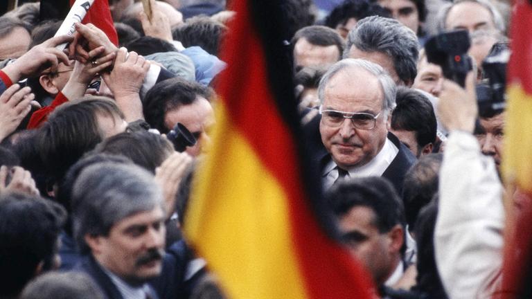 Bundeskanzler Helmut Kohl wird bei einer Wahlkampfveranstaltung zu den Volkskammerwahlen 1990 in Erfurt in der DDR gefeiert