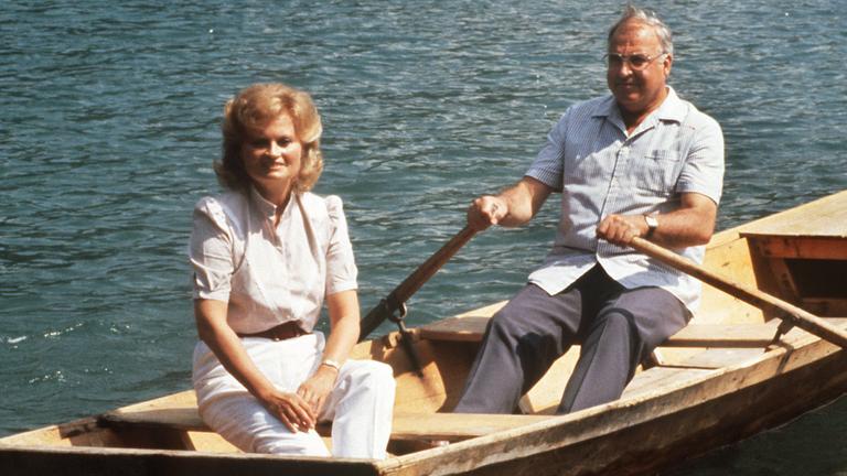 Helmut Kohl und seine Ehefrau Hannelore unternehmen am 08.08.1986 in ihrem Sommerurlaub eine Ruderpartie auf dem Wolfgangsee.