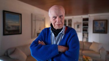 Helmut Luft schaut mit verschränkten Armen in die Kamera.