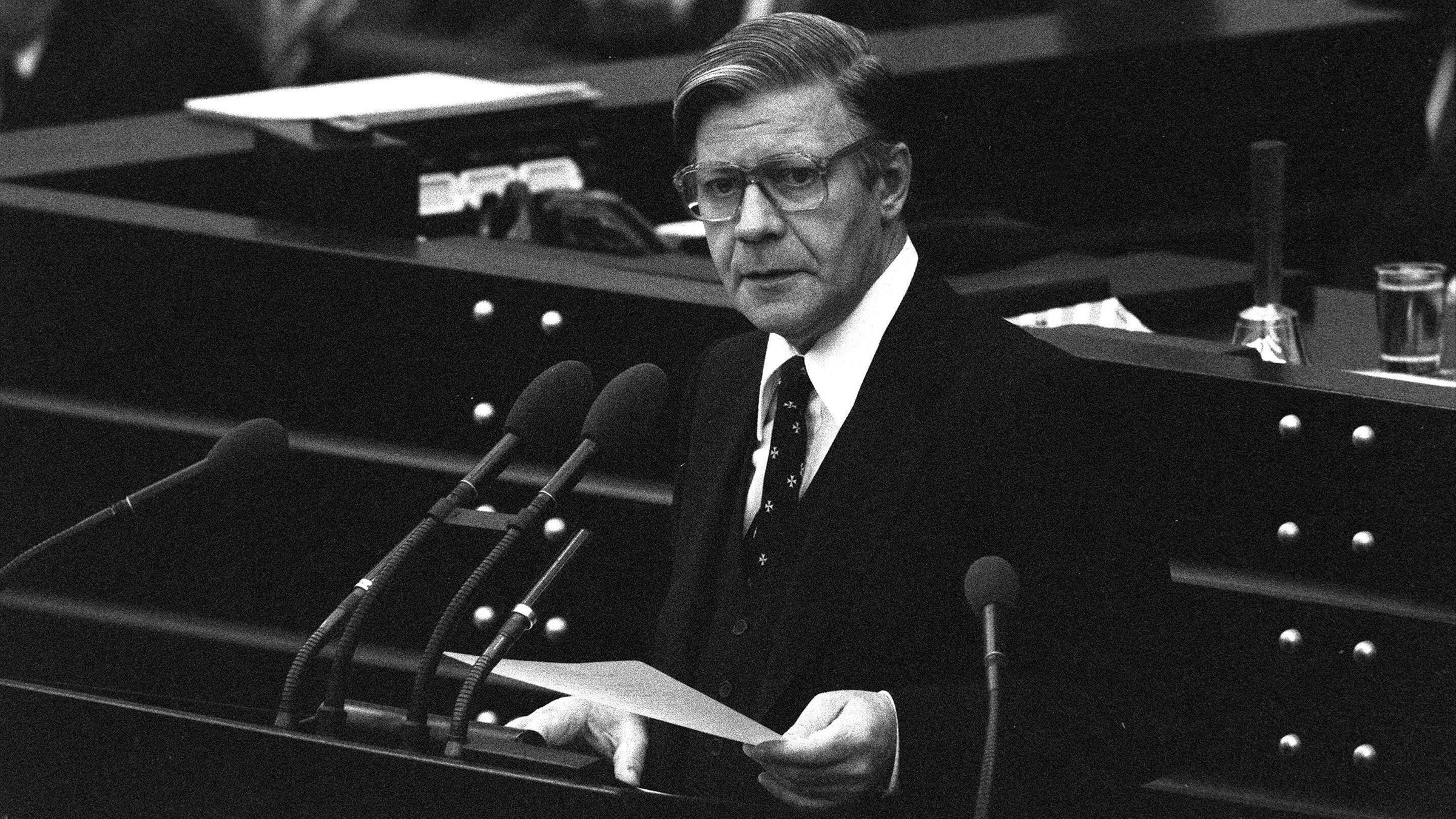 Bundeskanzler Helmut Schmidt 1977 während seiner Rede zum Thema Terrorismus im Deutschen Bundestag in Bonn