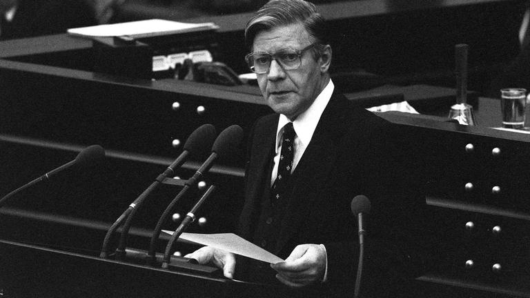 Bundeskanzler Helmut Schmidt 1977 während seiner Rede zum Thema Terrorismus im Deutschen Bundestag in Bonn