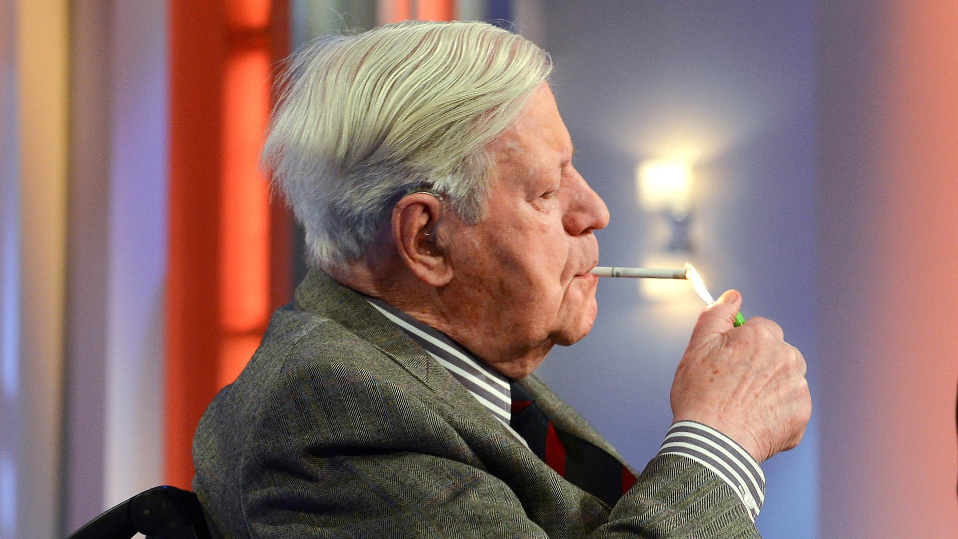 Altbundeskanzler Helmut Schmidt zündet sich am 02.05.2013 im Fernsehstudio in Hamburg eine Zigarette an. 