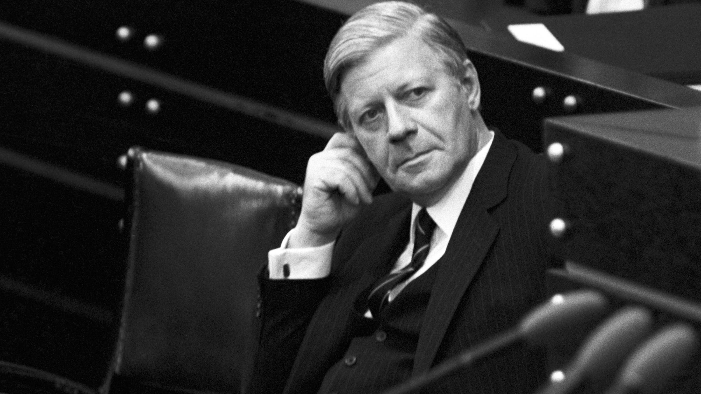 Archiv: Der damalige Bundeskanzler Helmut Schmidt (SPD) am 17.09.1982 im Deutschen Bundestag. 