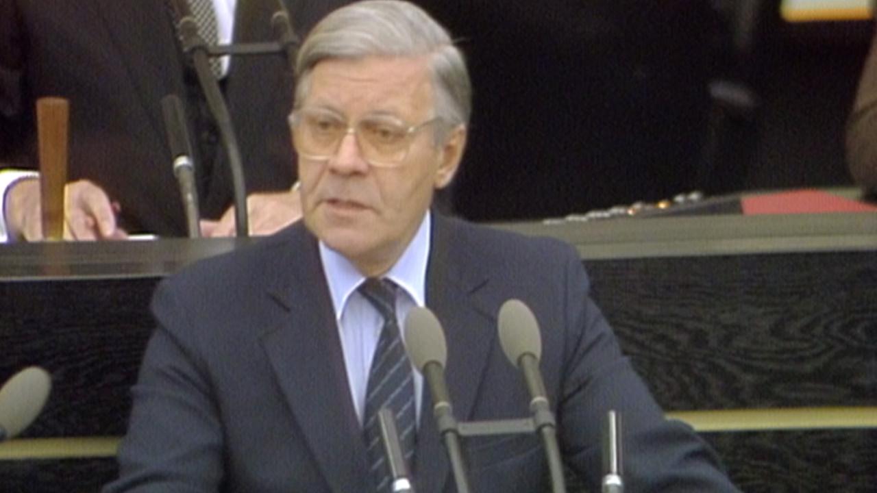 Helmut Schmidt bei seiner Rede im Bundestag.