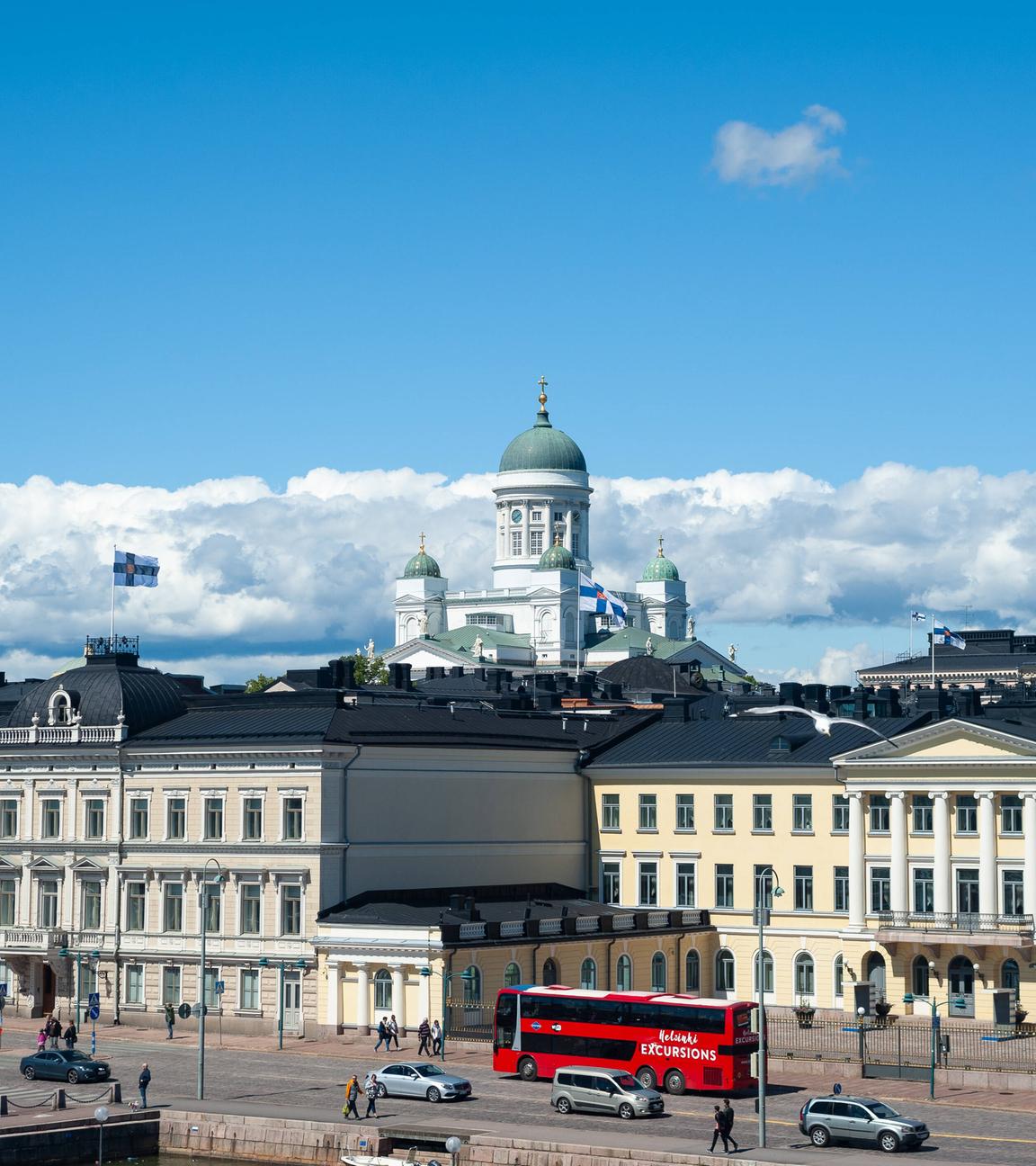 Ein Blick auf das Präsidentenpalais und den Dom von Helsinki im Hintergrund.