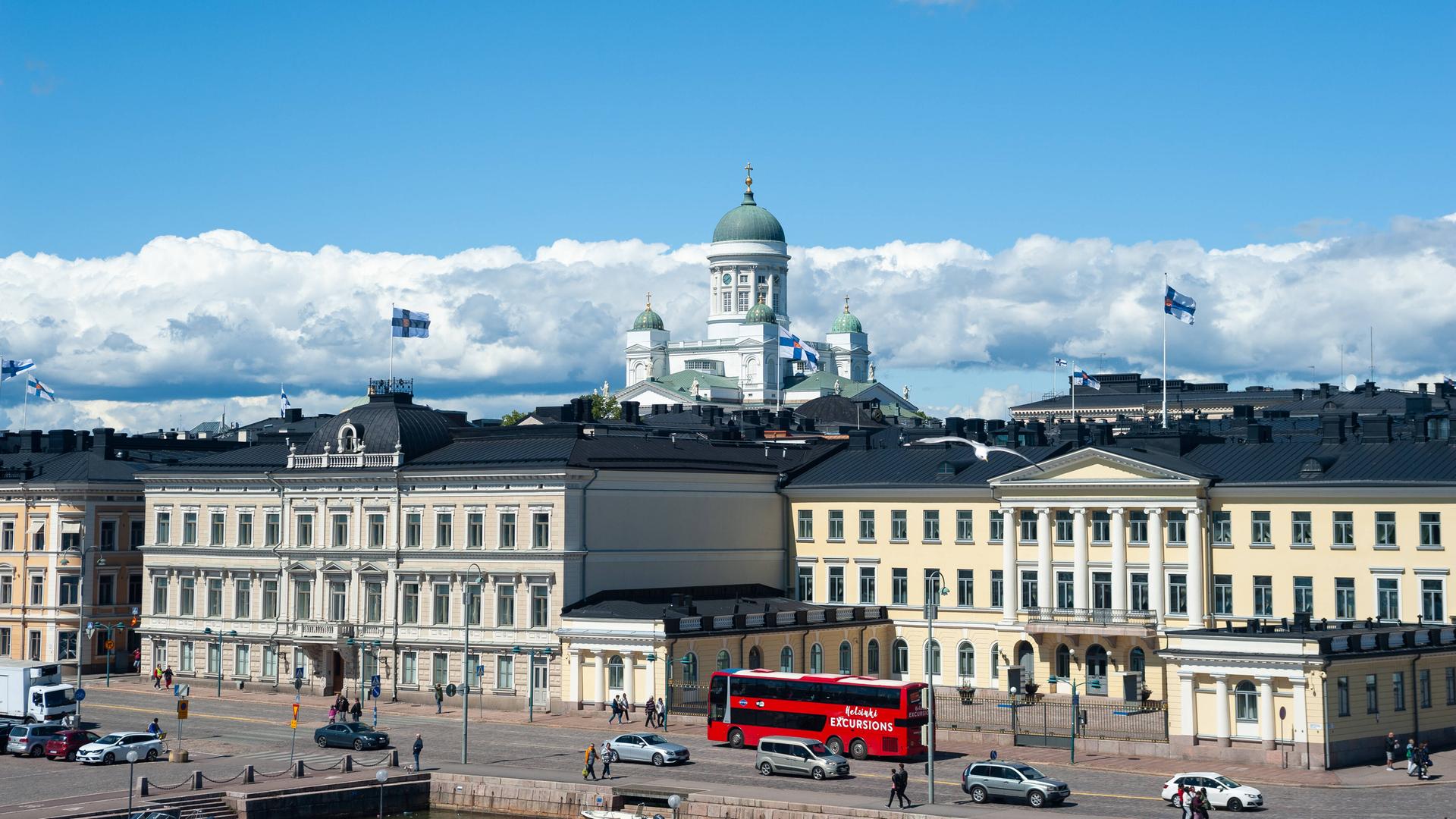 Ein Blick auf das Präsidentenpalais und den Dom von Helsinki im Hintergrund.