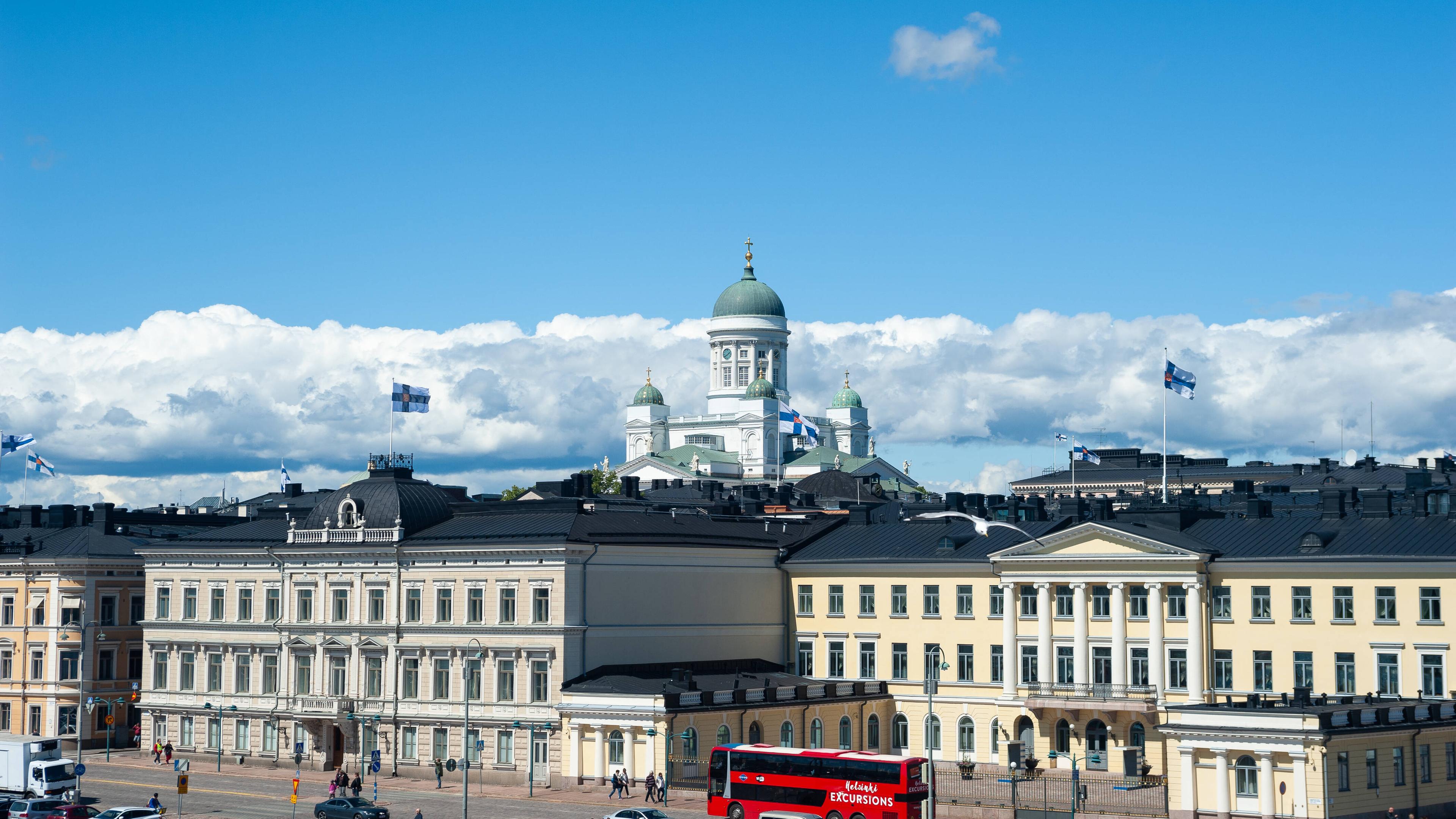 Ein Blick auf das Präsidentenpalais und den Dom von Helsinki im Hintergrund.