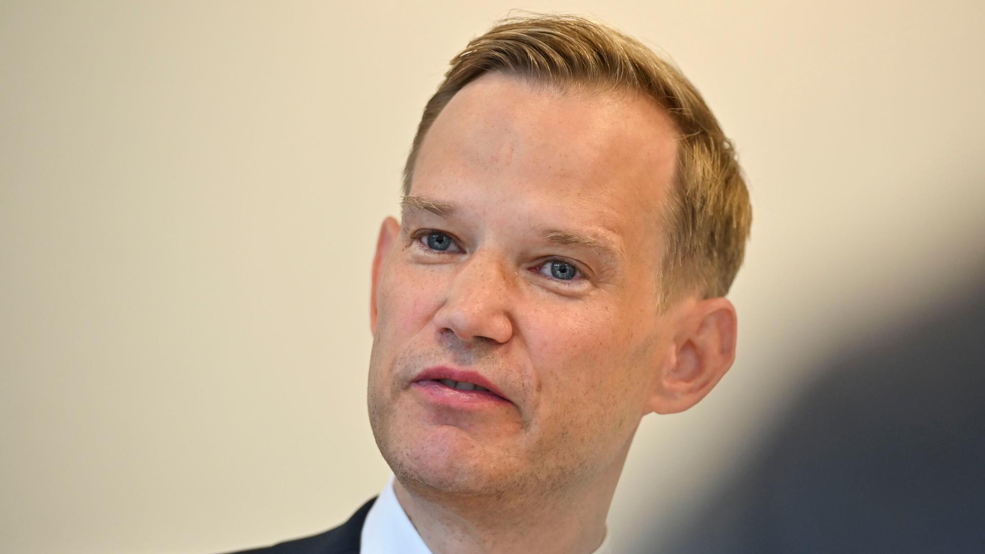 Hendrik Streeck, Bundesbeauftragter für Sucht- und Drogenfragen, stellt am 07.07.2025 im Berliner Vivantes Klinikum am Urban vor, wie viele Menschen im vergangenen Jahr an ihrem Konsum von illegalen Drogen verstorben sind.