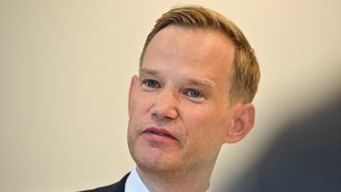 Hendrik Streeck, Bundesbeauftragter für Sucht- und Drogenfragen, stellt am 07.07.2025 im Berliner Vivantes Klinikum am Urban vor, wie viele Menschen im vergangenen Jahr an ihrem Konsum von illegalen Drogen verstorben sind.