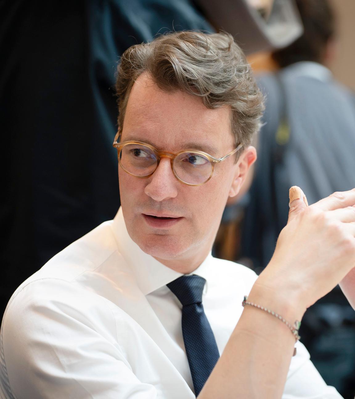 Hendrik Wüst bei der Konferenz der Regierungschefinnen und Regierungschefs der Länder im Bundesratsgebäude.