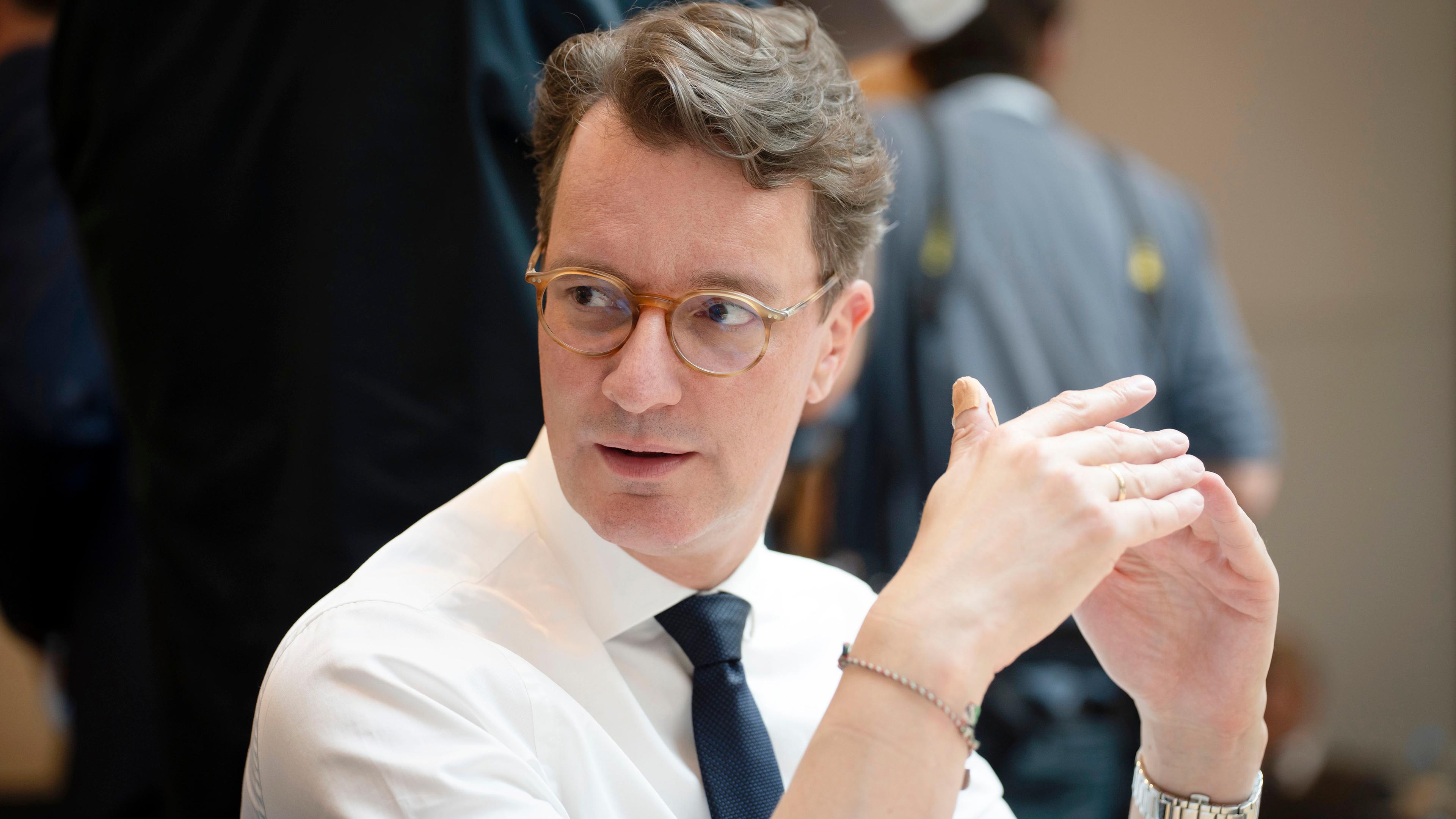 Hendrik Wüst bei der Konferenz der Regierungschefinnen und Regierungschefs der Länder im Bundesratsgebäude.