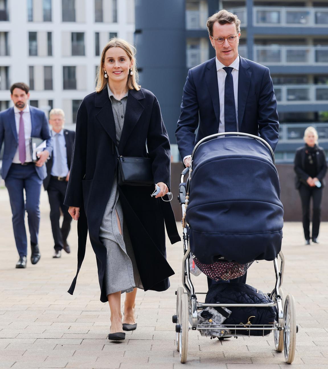 27.10.2021, Nordrhein-Westfalen, Düsseldorf: Hendrik Wüst (r, CDU) kommt im Oktober 2021 mit seiner Ehefrau Katharina und Tochter Philippa zum Landtag zu seiner Amtseinführung als Ministerpräsident. 