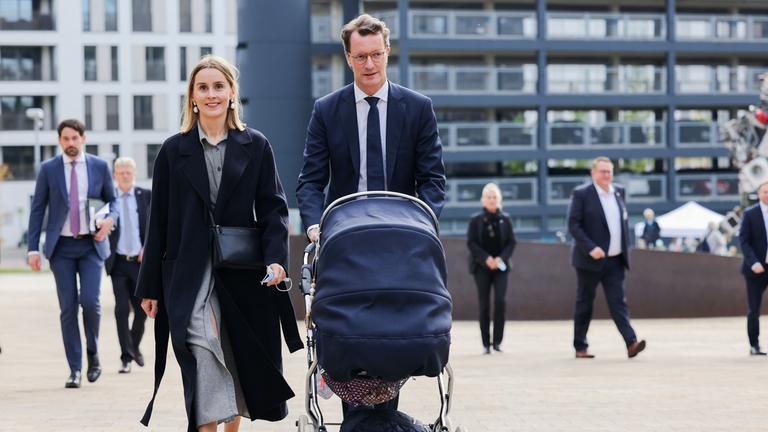 27.10.2021, Nordrhein-Westfalen, Düsseldorf: Hendrik Wüst (r, CDU) kommt im Oktober 2021 mit seiner Ehefrau Katharina und Tochter Philippa zum Landtag zu seiner Amtseinführung als Ministerpräsident. 