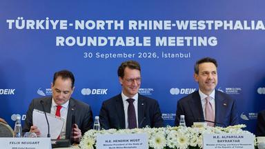 Ministerpräsident von Nordrhein-Westfalen, und Alparslan Bayraktar (r), Minister für Energie und Bodenschätze der Türkei, sowie Vertreter deutscher und türkischer Unternehmen kommen zur Nordrhein-Westfalen -Türkei Wirtschaftskonferenz zusammen